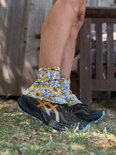 Load image into Gallery viewer, Shoe Gaiters - Poppies
